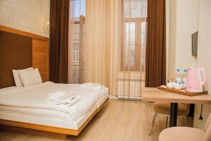 Quarto casal luxo, sacada, vista para a cidade | Área de estar