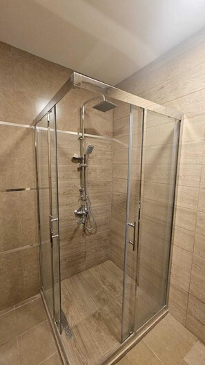 Shower, free toiletries, hair dryer, towels - Cosy Hotel Baku  (Baku)