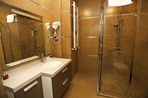 Shower, free toiletries, hair dryer, bathrobes - Cosy Hotel Baku  (Baku)