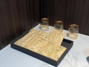 Triple Room | Bathroom | Shower, towels, soap, shampoo - Madison Crown Hotel (Angeles)