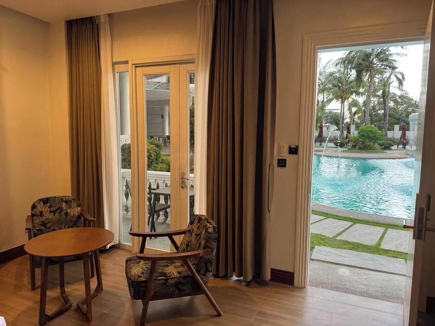 Luxury Room, Hot Tub, Pool View | In-room dining