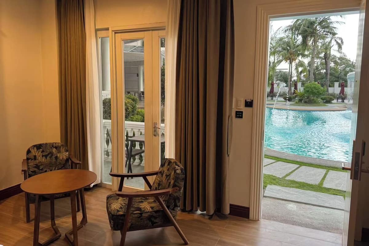 Pool Side Suite | In-room dining