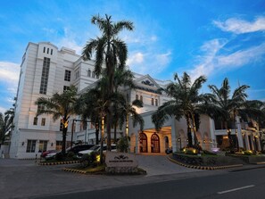 Front of property - Madison Crown Hotel (Angeles City)