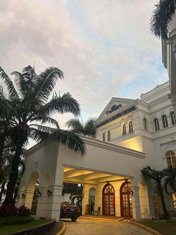 Front of property - Madison Crown Hotel (Angeles)