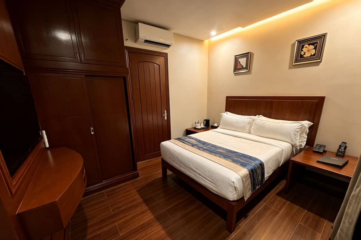 Pool Side Room | In-room safe, free WiFi, bed sheets