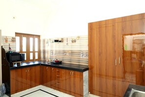 冷蔵庫、電子レンジ、オーブン、調理器具と食器