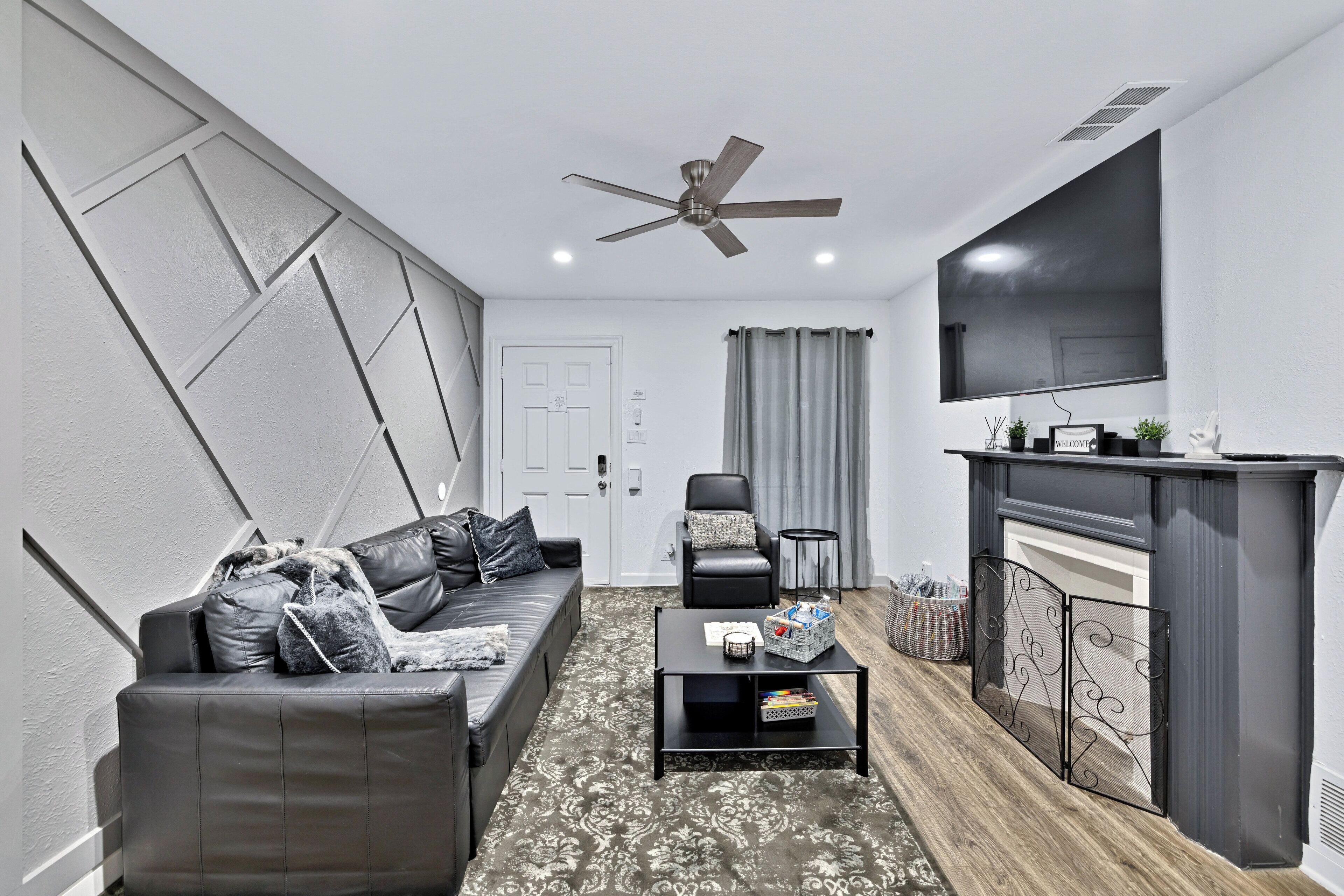 Smart TV, chimenea y libros 