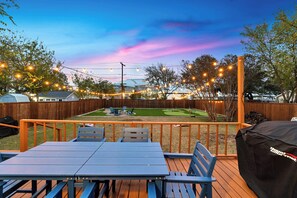 Outdoor dining - Direct Backdoor Access to AT&T Stadium Retreat with 9-Putting Green and Fire Pit (Arlington)