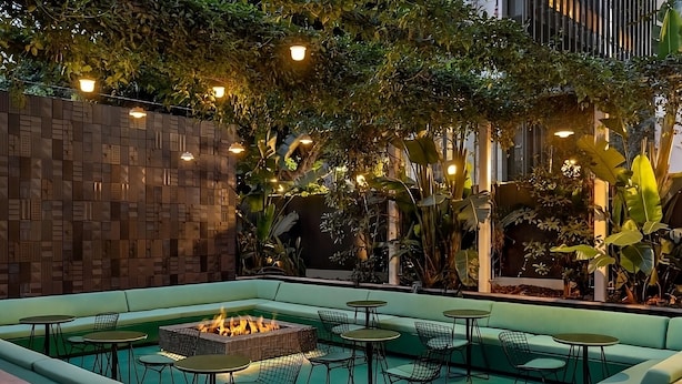 Outdoor dining - Modern Queen Size in Downtown Area (Los Angeles)