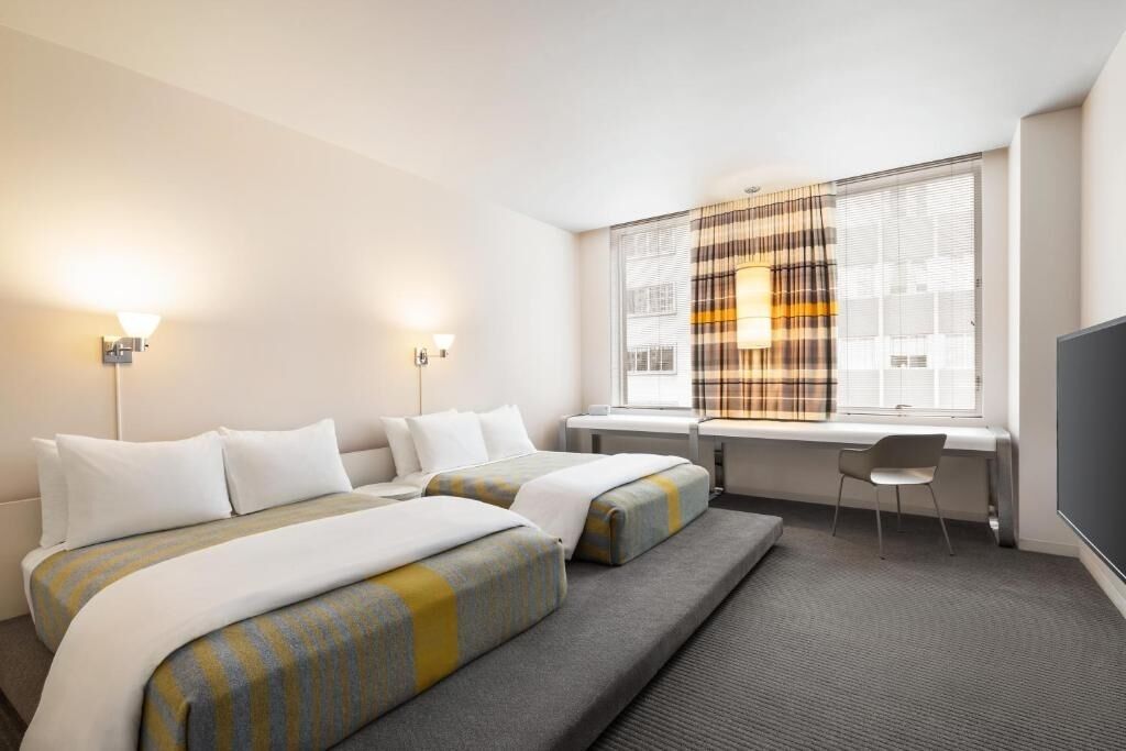 Tabla de planchar con plancha, wifi gratis, ropa de cama