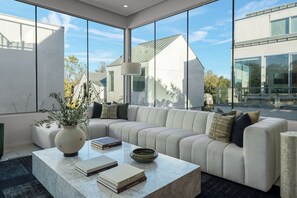 Smart TV - Pool, Putting Green, Game Room, Rooftop | Bouldin Collective 902A by AvantStay (Austin)