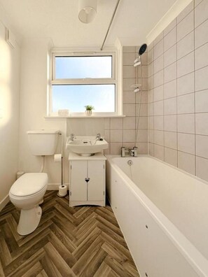 Shower, hair dryer, towels, toilet paper - (Norwich)