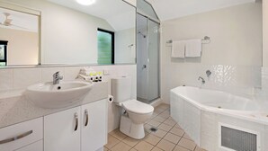 Ein modernes Badezimmer mit Waschbecken, Toilette, Dusche und Badewanne.