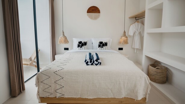 3 bedrooms, WiFi, bed sheets - 5 mins to Finns Beach Club & Trendy Hot places (Tibubeneng)
