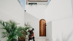 Property grounds - 5 mins to Finns Beach Club & Trendy Hot places (Tibubeneng)
