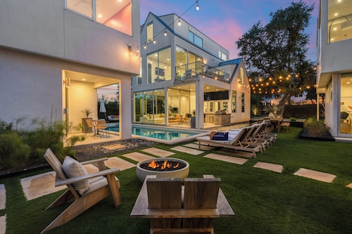 Sleeps 32, Private Compound • Hot Tub + Game Room + Sauna | Bouldin Collective