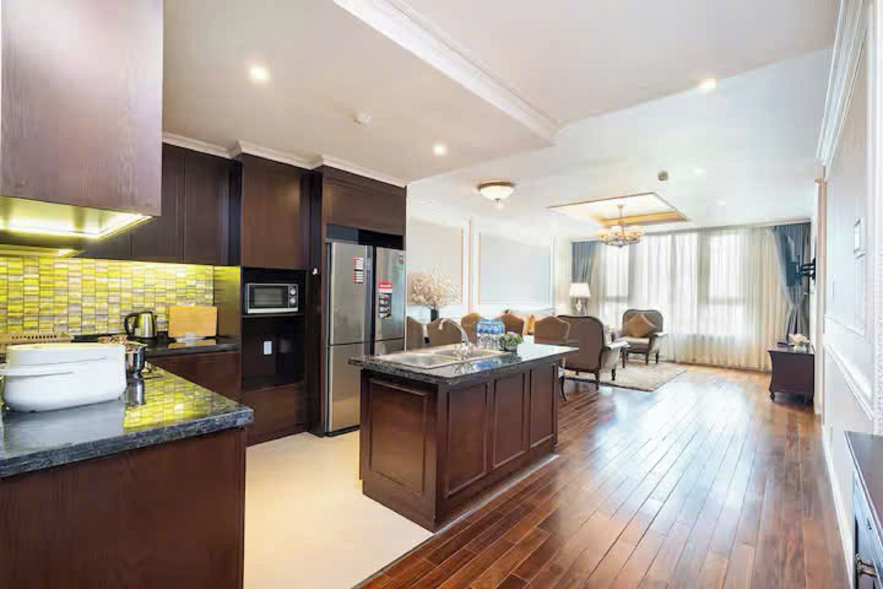 Grand Suite, 1 Bedroom, Club lounge access, City View | Private kitchen | Full-sized fridge, microwave, oven, stovetop