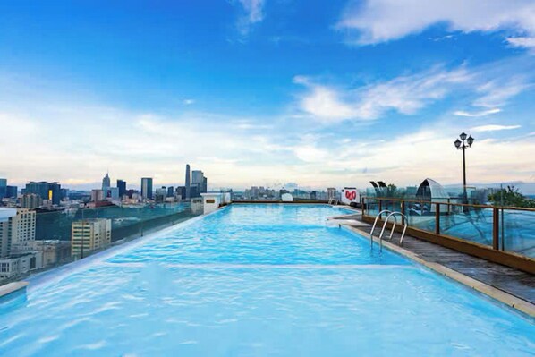 Outdoor pool - Zenith Luxstay Pavillon Le'man Residence (Xuan Hoa)