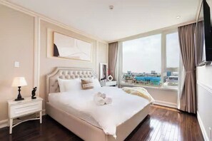 Phòng Suite Presidential, 2 phòng ngủ, quyền sử dụng Club Lounge, quang cảnh thành phố | Bộ trải giường bằng vải cotton Ai Cập, bộ đồ giường cao cấp