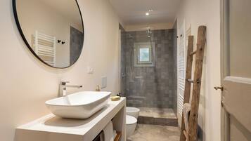 Dusche, Haartrockner, Bidet