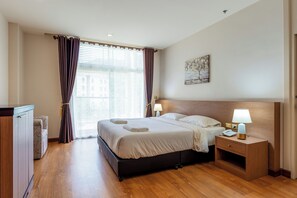 スタンダード ダブルルーム バルコニー | 可動式ベッド、WiFi (無料)、ベッドシーツ、車椅子でアクセスできる設備