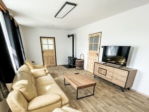 Televisión y chimenea