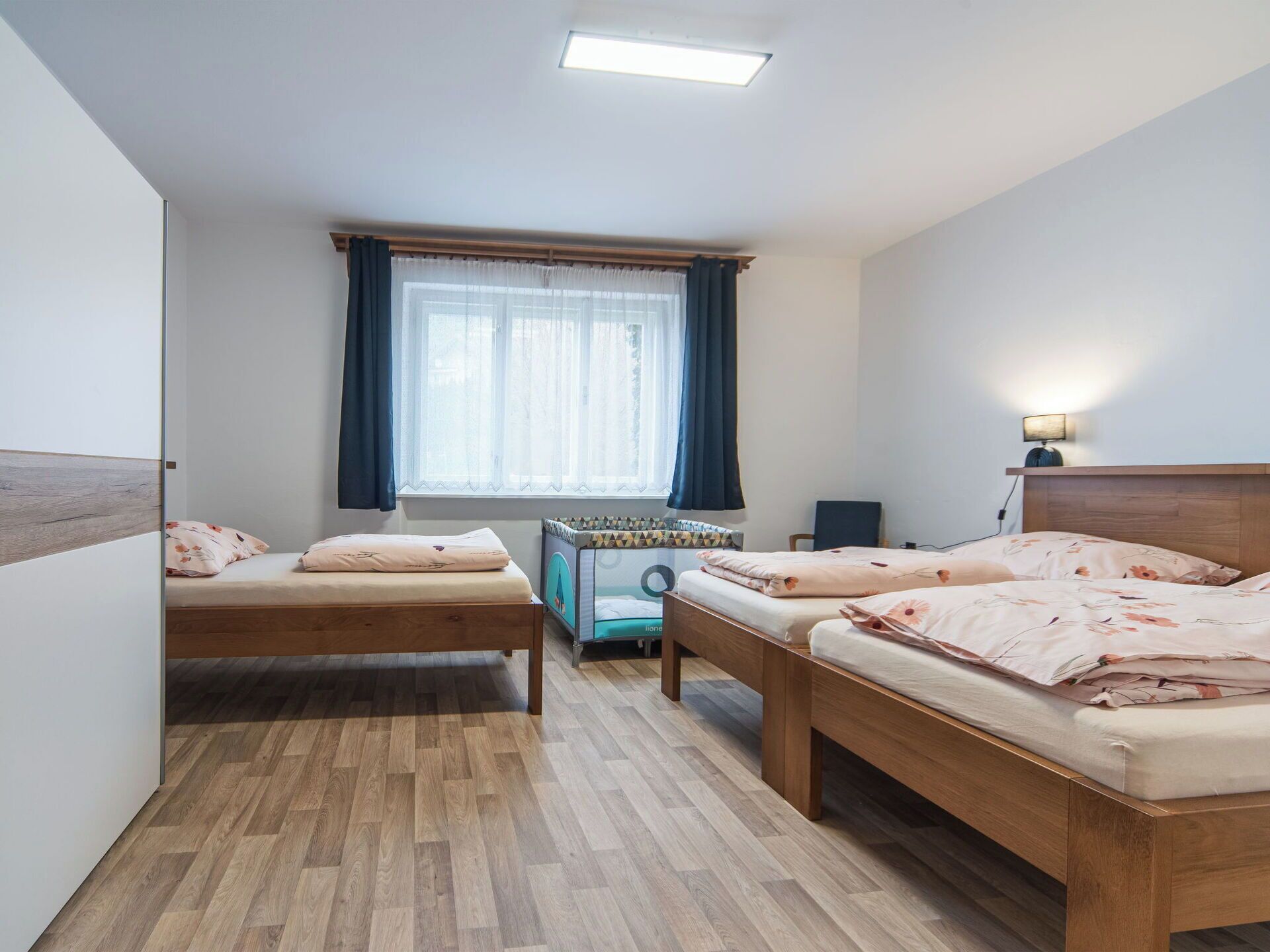 Travel cot, free WiFi