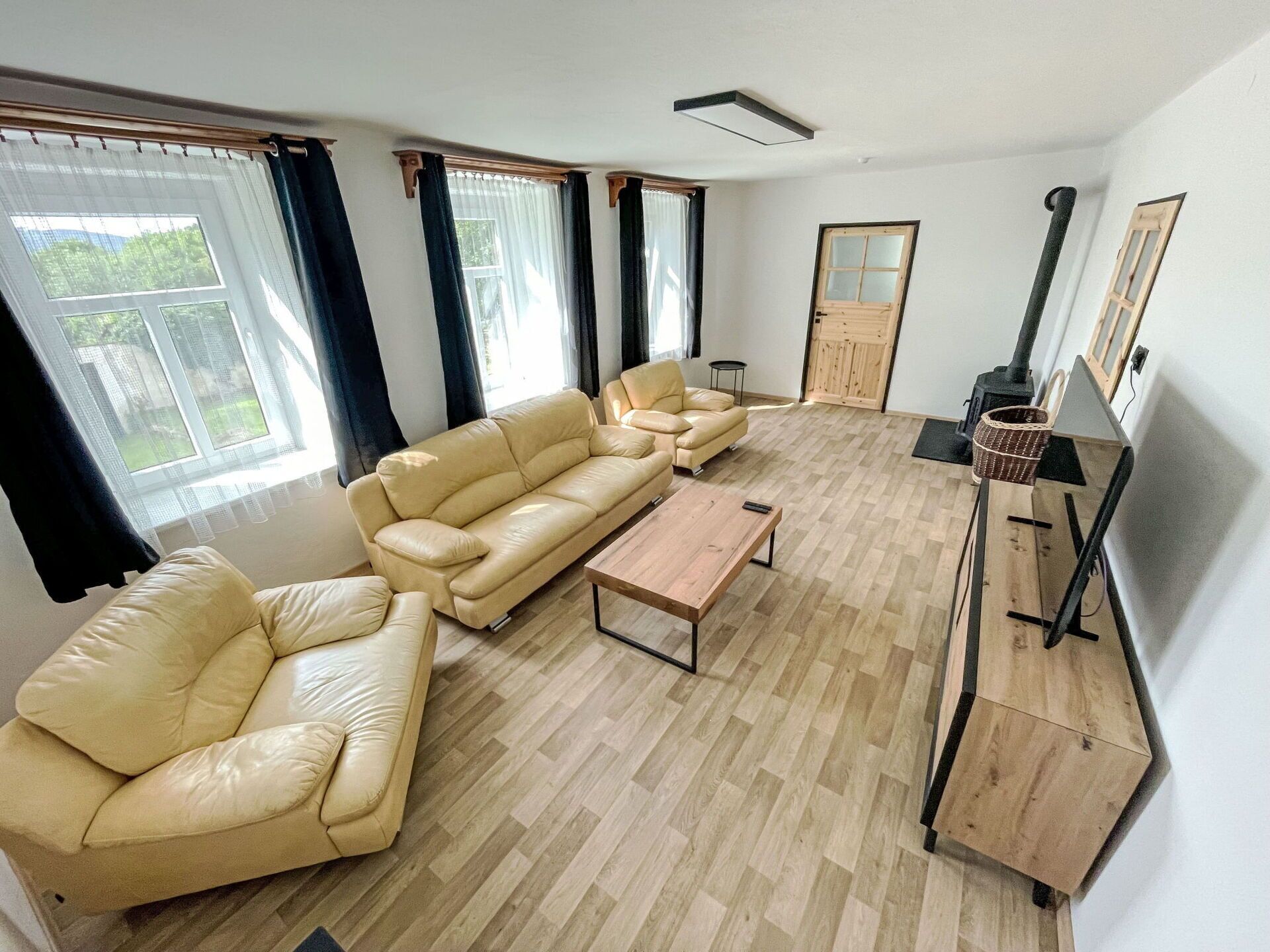 Una televisión, una chimenea