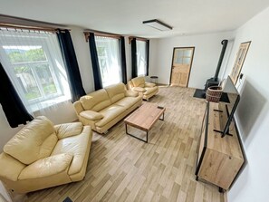 Televisión y chimenea