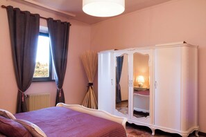 Travel cot, free WiFi