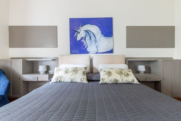 Travel crib, free WiFi