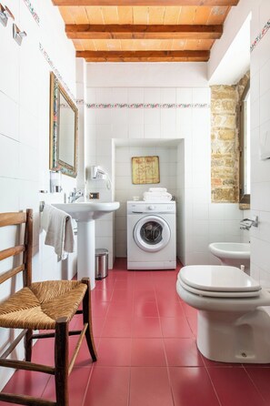 Shower, hair dryer, bidet - Lovely apartment for 6 people with WIFI, A/C, pool and TV, close to Florence (Impruneta)