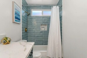 Shower, hair dryer, towels, soap - NEW! Retro Arcade, Retreat w/Hot Tub+Cowboy Pool Family Friendly, Great location (Yucca Valley)
