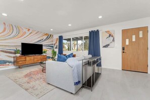 Smart TV - Retro Arcade, Hot Tub, Cowboy Pool, Hammock, family friendly, centrally located (Yucca Valley)