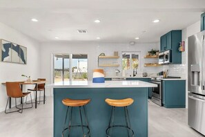 Fridge, microwave, oven, stovetop - Retro Arcade, Hot Tub, Cowboy Pool, Hammock, family friendly, centrally located (Yucca Valley)