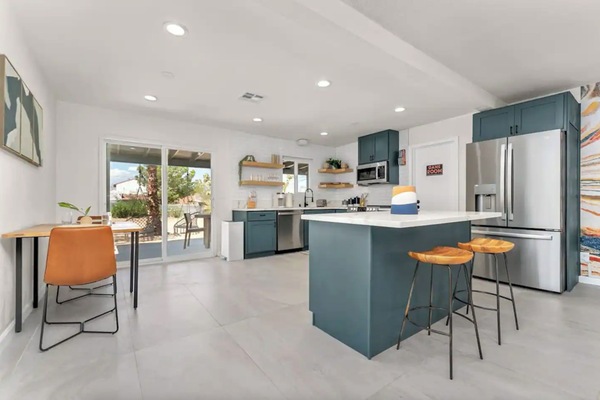 Een magnetron, een oven, een kookplaat, een vaatwasser