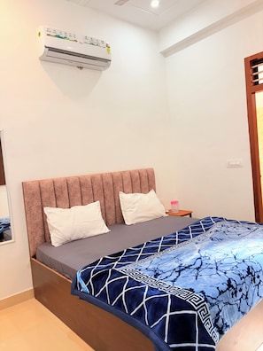 Single Room | Free WiFi - Shri Krishna Palace (Mathura)