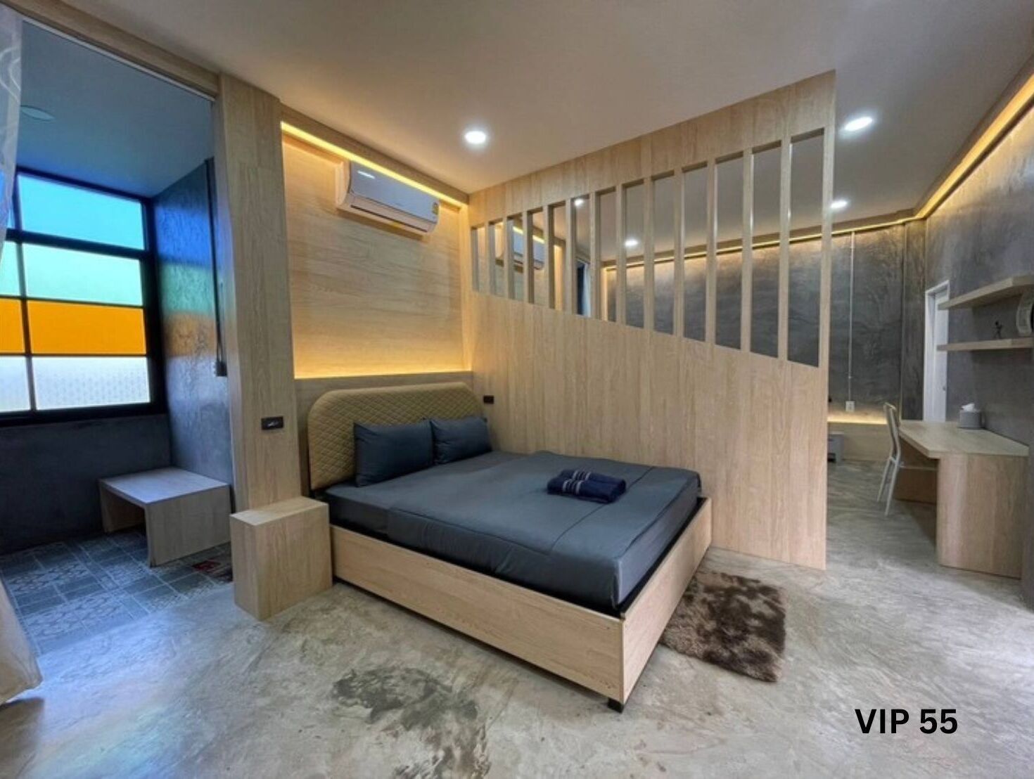 Une chambre moderne avec un grand lit, des tables de chevet, un bureau et une chaise.