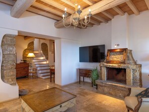 Interior - Il sogno del pittore by Interhome (Guardistallo)