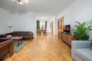 Comfort Apartment, Balcony, City View | Living area | 40-inch Smart TV with cable channels, Netflix, streaming services - Lumina apartment for family in Warsaw (Warsaw)