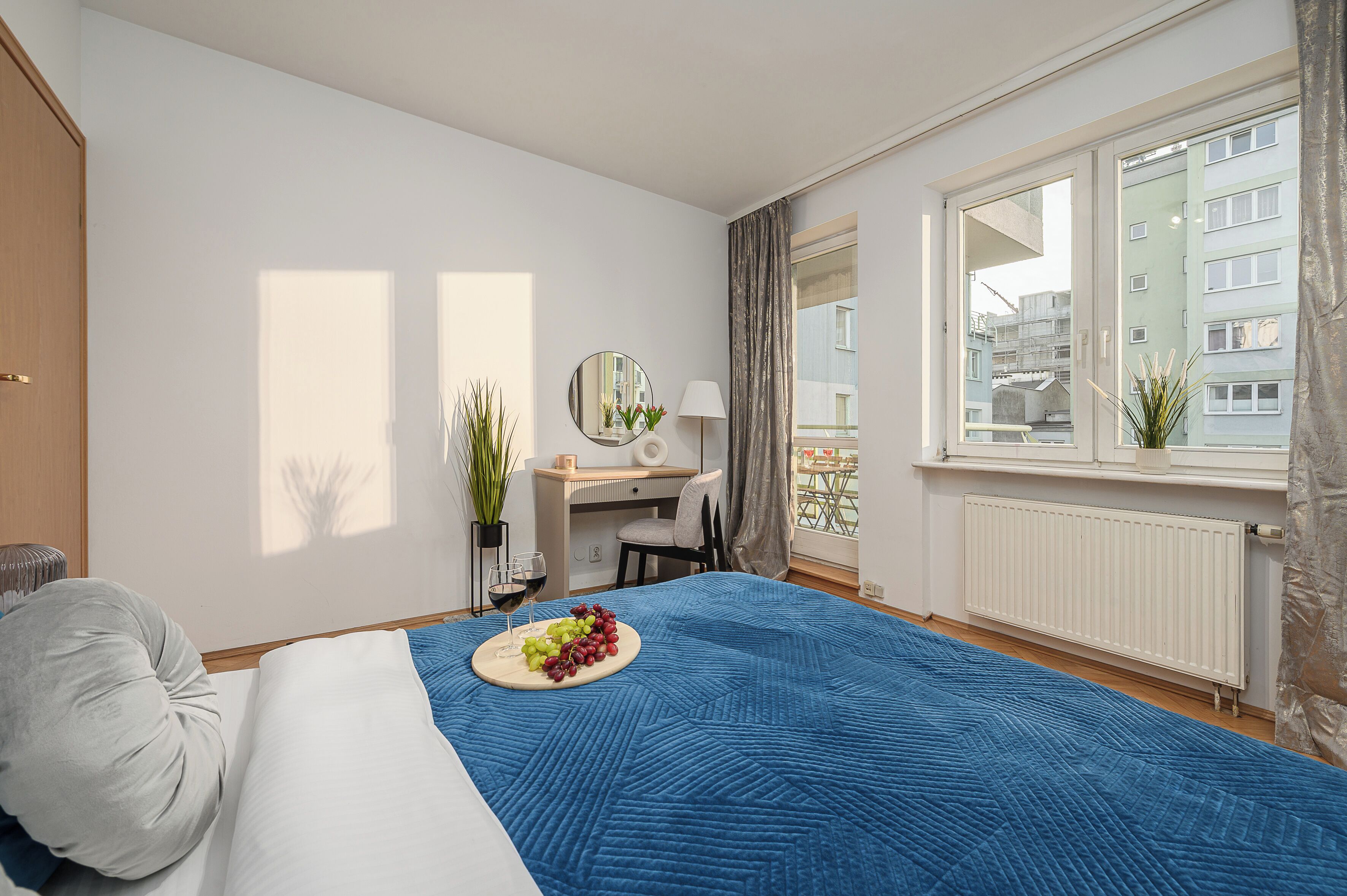 Comfort appartement, balkon, uitzicht op de stad | Verduisterende gordijnen, een strijkplank/strijkijzer