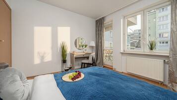Comfort appartement, balkon, uitzicht op de stad | Verduisterende gordijnen, een strijkplank/strijkijzer