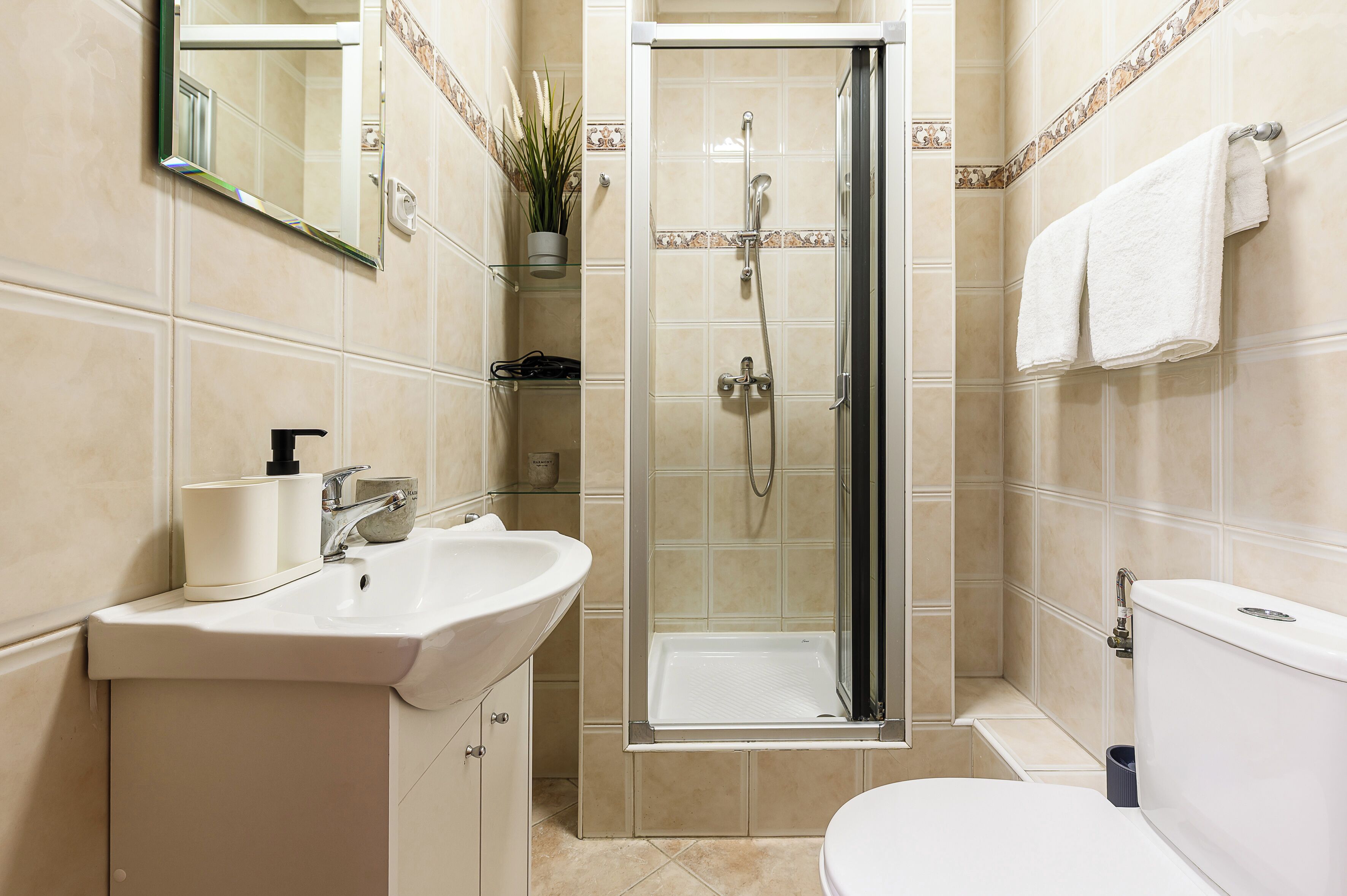 Comfort appartement, balkon, uitzicht op stad | Badkamer | Een aparte badkuip en douche, een haardroger, handdoeken, zeep