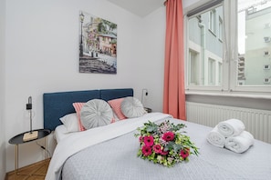 Tabla de planchar con plancha, cunas, wifi gratis y ropa de cama