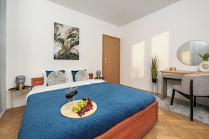 Tabla de planchar con plancha, cunas, wifi gratis y ropa de cama