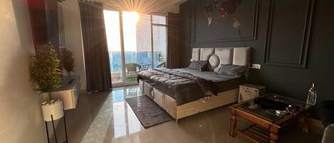 Suíte estúdio superluxo, sacada, vista para a cidade | Cofres nos quartos, escrivaninha, espaço de trabalho para notebook