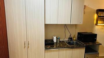 Luxury Studio Suite, Balcony, City View | Microwave