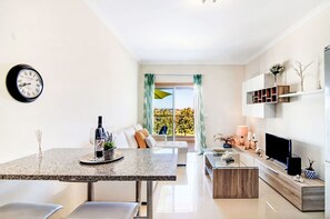 TV - Loft 39 - Sunny Way by Interhome (Albufeira)