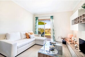 TV - Loft 39 - Sunny Way by Interhome (Albufeira)