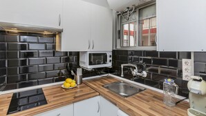 Refrigerador, microondas y utensilios de cocina 